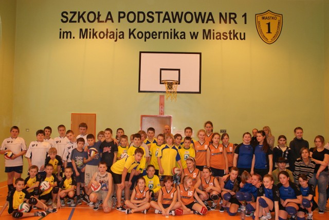Pamiątkowa wspólna fotografia młodych siatkarek i siatkarzy w sali gimnastycznej SP1 Miastko
