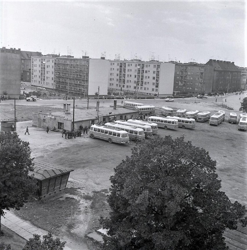 Pamiętacie, jak kiedyś wyglądał głogowski dworzec autobusowy? Miał dużą poczekalnię, kawiarenkę i kilka biletowych kas