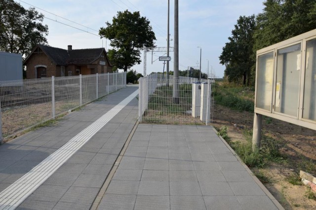 Wyremontowany peron (przy przejeździe kolejowym) w Sokołowie Budzyńskim