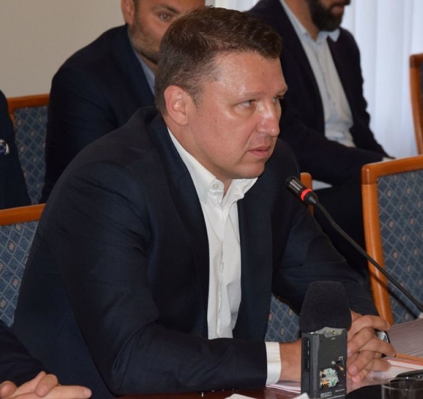 Prezes PK w Wieluniu Tomasz Kulicki był pytany przez radnych o koszty zwolnienia swojego poprzednika