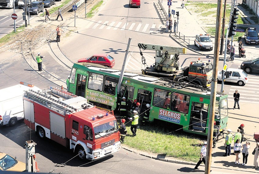 Tramwaj linii 16 wypadł z szyn. 7 osób rannych na Rzgowskiej