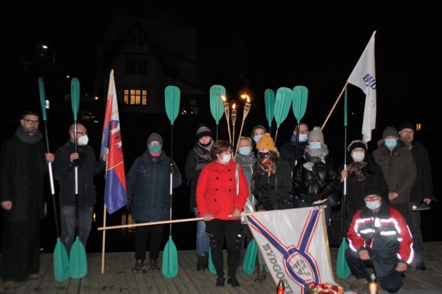 Bydgoscy kajakarze oddali cześć Olkowi Dobie wieczorem na przystani nad Brdą