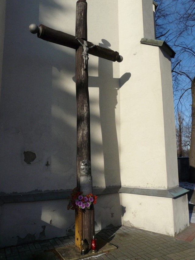 Krzyż-Pomnik Powstania Styczniowego na dziedzińcu klasztoru