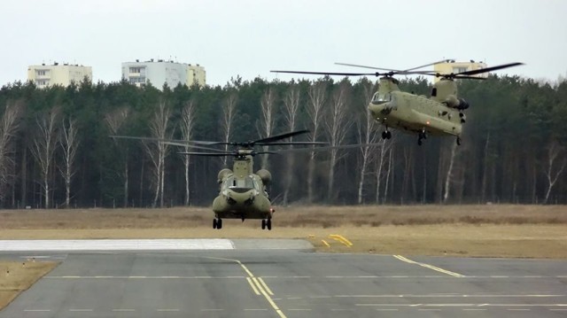 Spora gratka dla bydgoskich spottersów - dwa wojskowe śmigłowce lądowały dzisiaj po południu na bydgoskim lotnisku.

Dwa ogromne śmigłowce CH-47 Chinook narobiły trochę hałasu nad Bydgoszczą po czym bezproblemowo osiadły na płycie bydgoskiego lotniska. To rzadki widok w naszym mieście i gratka dla miłośników lotnictwa, którzy mogli oglądać je z bliska. Śmigłowce te są na wyposażeniu kilkunastu armii na świecie, najwięcej latach ich w składzie lotnictwa amerykańskiego i brytyjskiego.


Latamy coraz więcej

