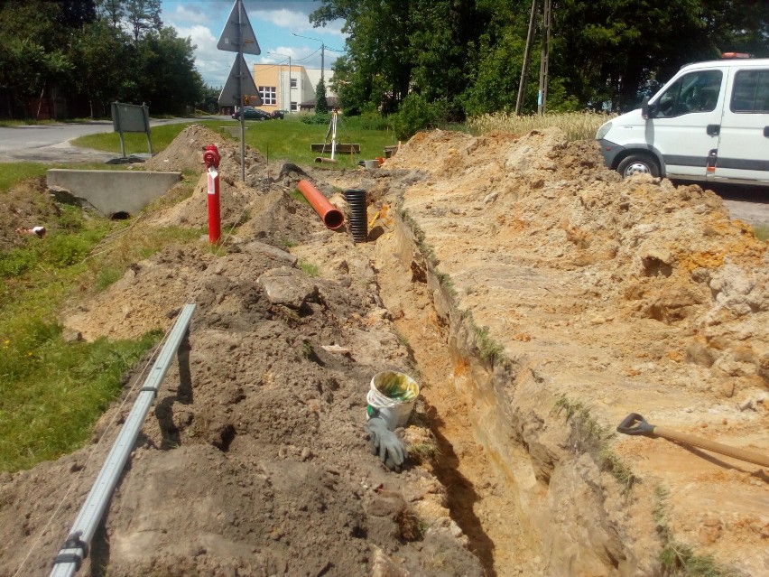 Rozpoczęła się rozbudowa sieci kanalizacji sanitarnej na ulicy Strażackiej w Gizałkach