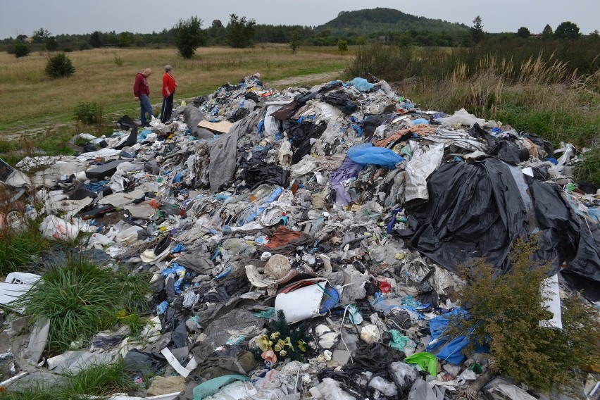 Wyrazów: Gmina każe wywieźć właścicielom śmieci podrzucone na ich posesję