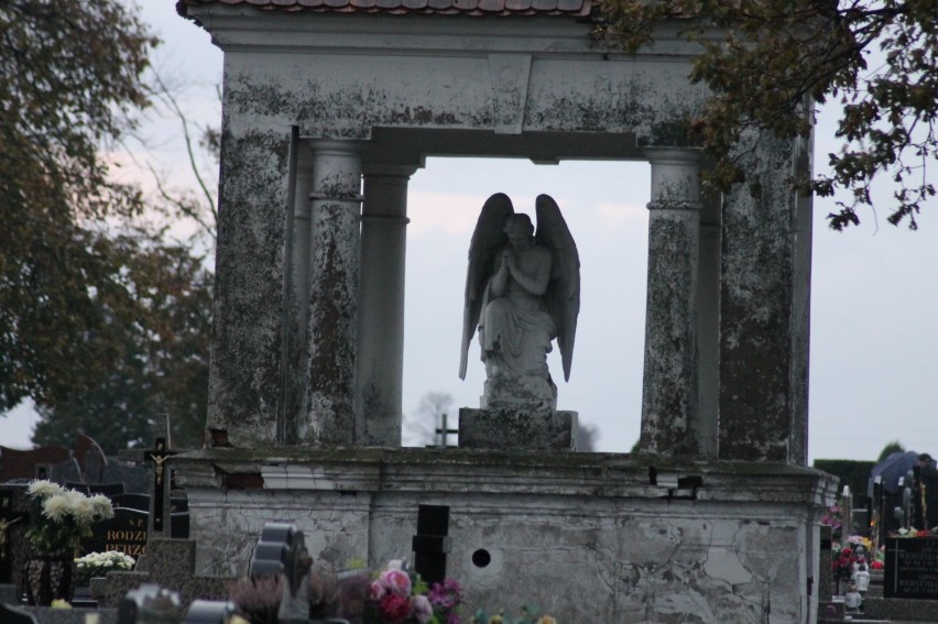 Rozdrażewski cmentarz powoli zapełnia się zniczami [ZDJĘCIA]