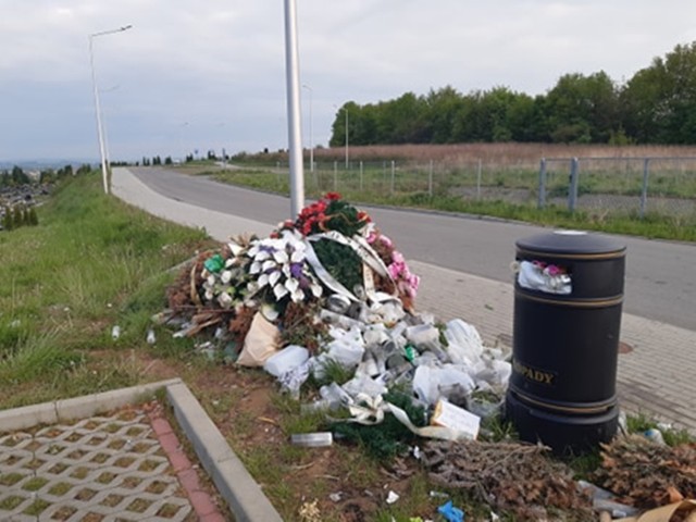 O sprawie poinformował nas Czytelnik. Był oburzony tym, że cmentarz wygląda jak śmietnisko. Tym bardziej, że śmieci nie leżą od wczoraj. Rażą po oczach przy nowym parkingu w górnej części cmentarza. Może miasto powinno postawić tam duży kontener?