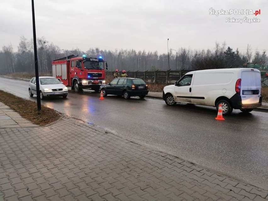 Wypadek w Piekarach Śląskich. Zderzenie osobówek, kierowca golfa trafił do szpitala