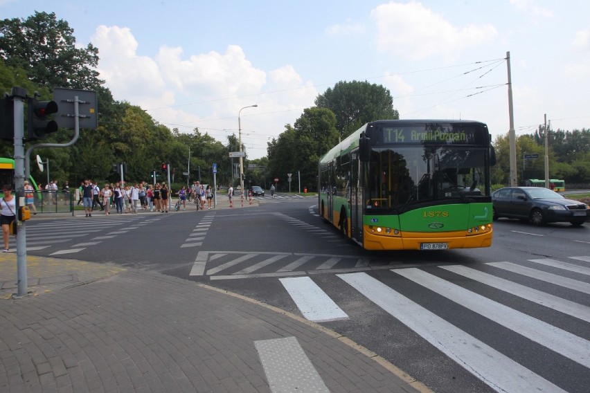 Każdego dnia, z przystanku przy Armii Poznań korzystają...