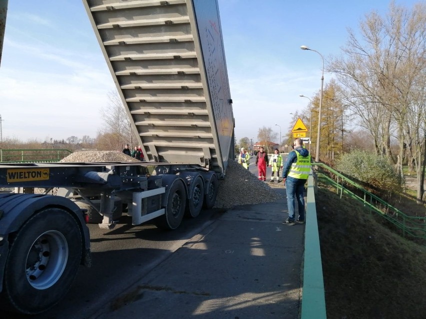 Zamykają most na Dunajcu w Ostrowie dla ruchu kołowego, pieszych i rowerzystów ZDJĘCIA