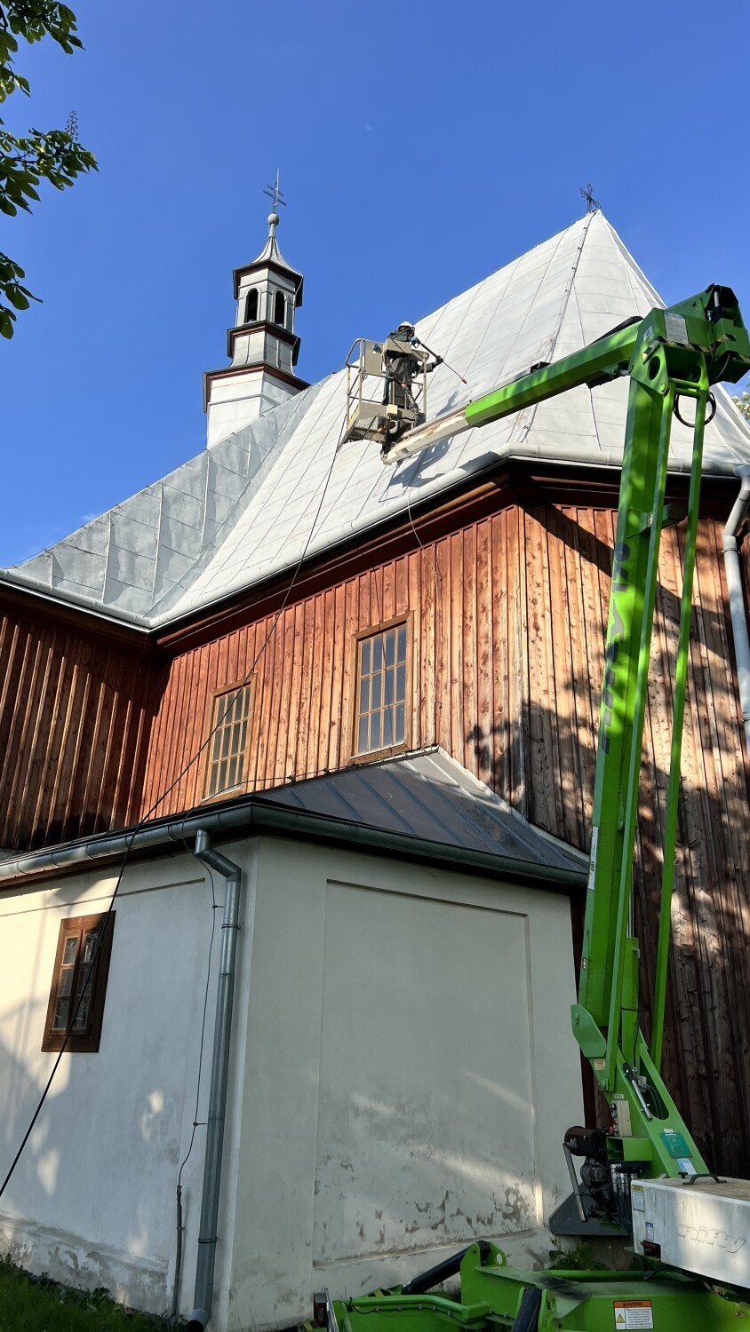 Remont dzwonnicy i malowanie dachu zabytkowego kościoła pw....