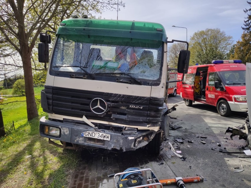 Wypadek śmiertelny w Stegnie. Zderzenie czołowe busa z samochodem ciężarowym