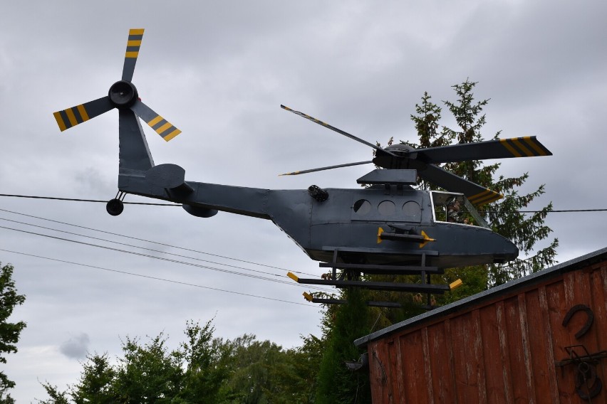 Atrapa helikoptera wykonana jest z metalu i waży ponad 150...