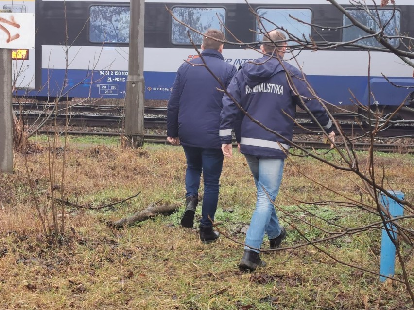Tragiczny wypadek we Włocławku. Ruch pociągów wstrzymany [zdjęcia]