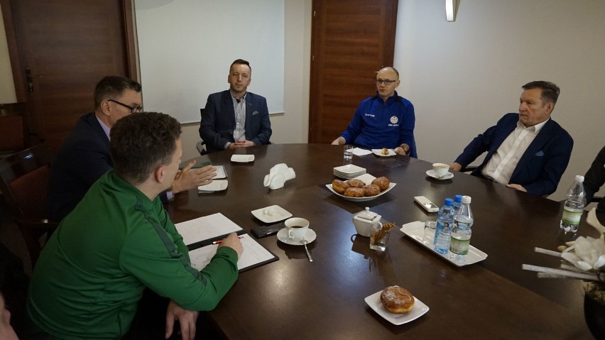 Radomsko: W starostwie rozmawiali o wsparciu dla sportu