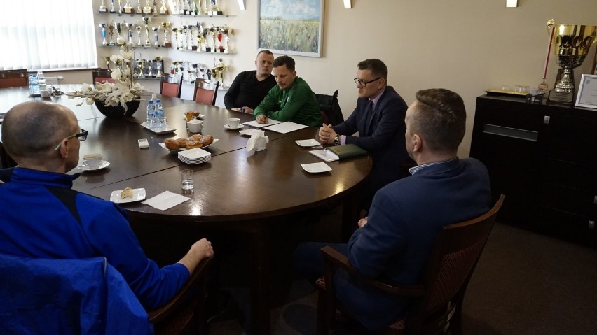 Radomsko: W starostwie rozmawiali o wsparciu dla sportu