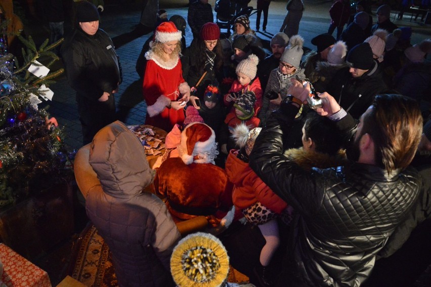 Dzieci spotkały się ze Świętym Mikołajem na jarmarku bożonarodzeniowym 2019 w Rawiczu [ZDJĘCIA]