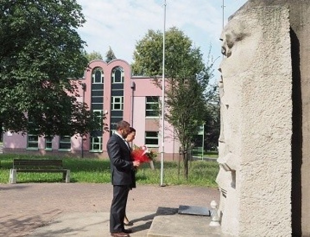 Przedstawiciele Fundacji Pobliskie Miejsca Pamięci Auschwitz-Birkenau w Brzeszczach przed pomnikiem ofiar podobozu Auschwitz-Jawischowitz