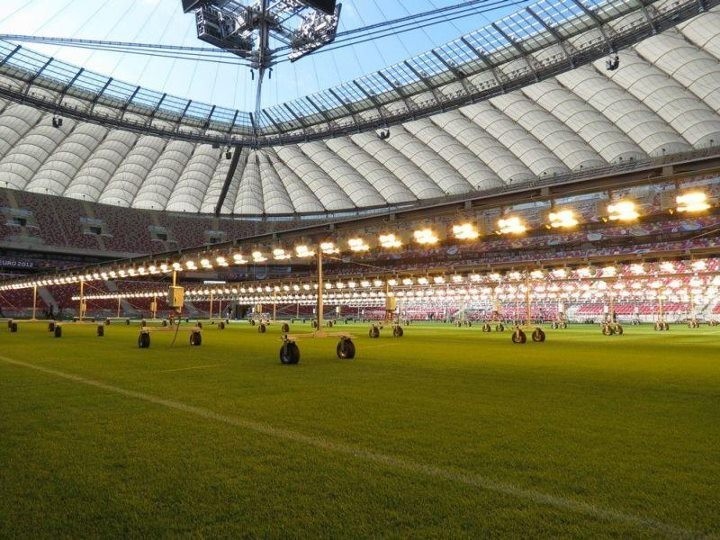 Euro 2012: murawa na Stadionie Narodowym naświetlana specjalnymi lampami [ZDJĘCIA]