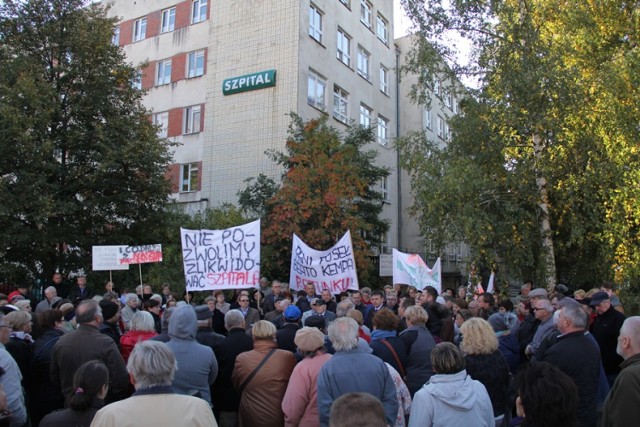 Polityce starosty i zarządu powiatu mieszkańcy Sycowa sprzeciwili się podczas pikiety pod szpitalem