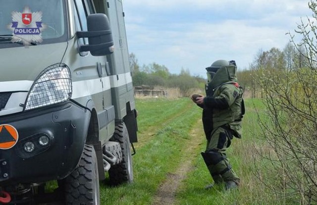 Policja informuje, że to nie pierwsze takie znalezisko na tym terenie i apeluje o szczególną ostrożność