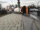 Kraków. Utrudnienia na ul. Nowohuckiej. Drogę zablokowała przewrócona ciężarówka