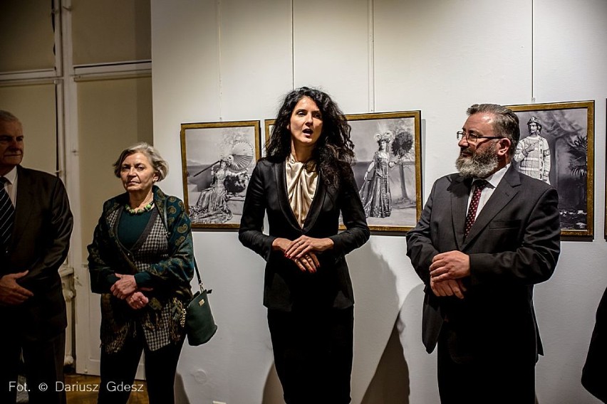 Fotografie ze zbiorów Muzeum Victorii i Alberta w Londynie,...