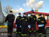 Strażacy-ochotnicy z Czarnowa pomagają przy pandemii. Rozwożą maseczki dla mieszkańców