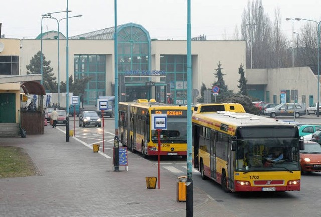 Zarząd Dróg i Transportu przeniósł przed dworzec Kaliski przystanki autobusowe MPK. Pasażerowie mogą teraz wsiadać do autobusów, zaraz po wyjściu z dworcowej hali.