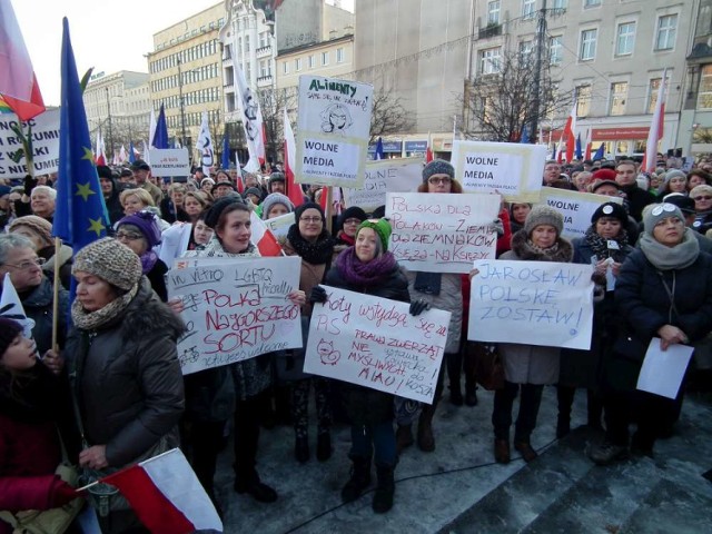 Manifestacja KOD w Poznaniu. Tym razem w obronie wolnych mediów