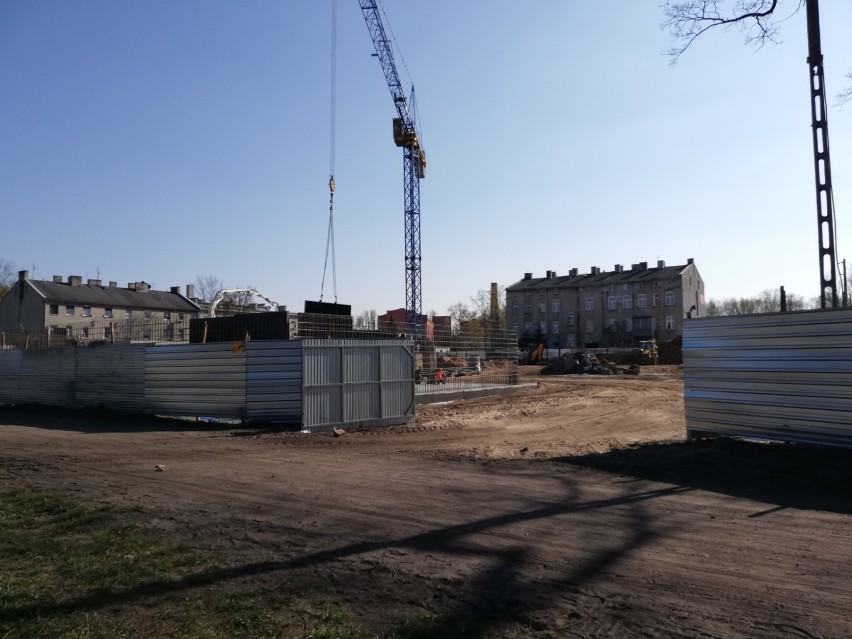 Rozpoczęła się budowa bloków z programu Mieszkanie Plus TM przy ul. Barlickiego w Tomaszowie Maz. [ZDJĘCIA]