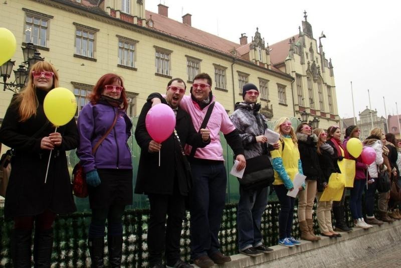Wrocław: Łańcuch życzliwości otoczył fontannę (ZDJĘCIA)