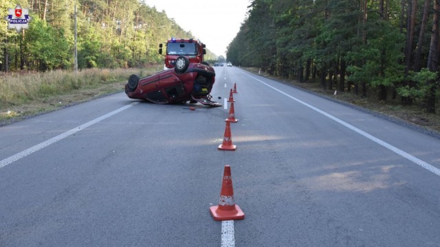 Łążek Ordynacki. W wyniku dachowania osobówki cztery osoby trafiły do szpitala