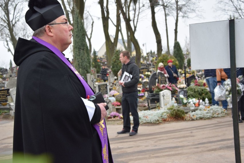 Malutka, biała trumna z ciałem Tomusia spoczęła na cmentarzu...