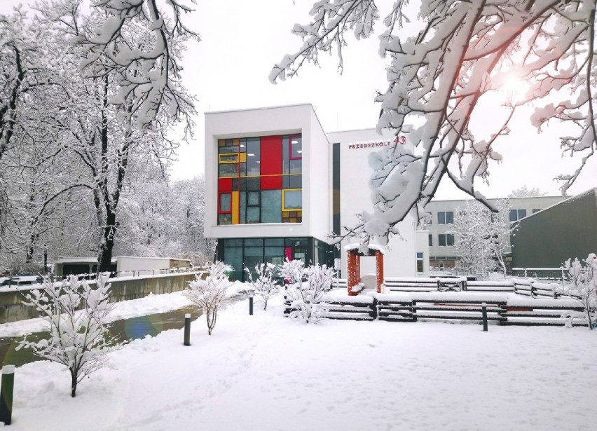 Od strony wejściowej na białej jak śnieg elewacji pojawiło...