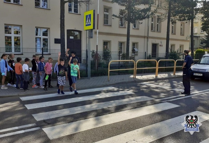 Policjanci z Boguszowa-Gorc uświadamiali jak ma wyglądać bezpieczna droga do szkoły