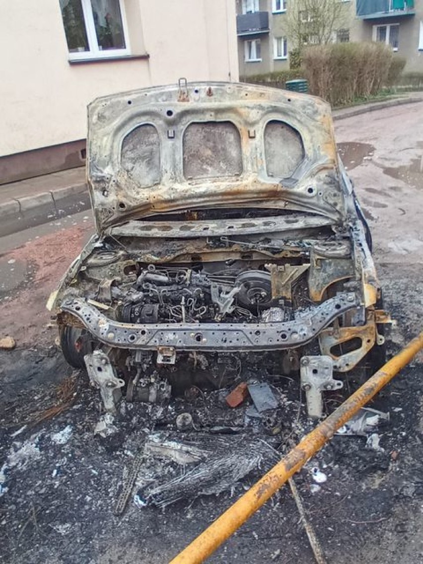 Dwa auta spłonęły na osiedlu Przyjaźń w Jastrzębiu. Pożar w...