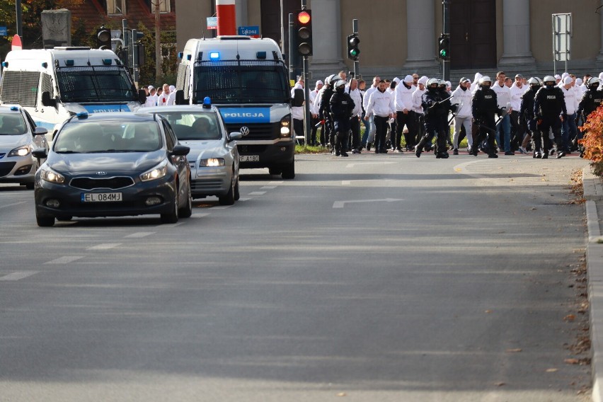 Kibice ŁKS w drodze na stadion Widzewa