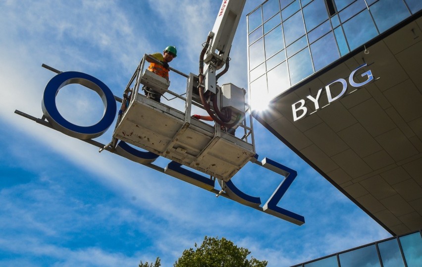 27 sierpnia 2015 roku ekipy zawieszały neon "Bydgoszcz...