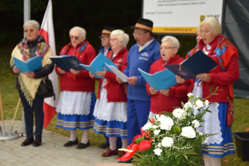 Jugów: pamiętają o Sybirakach. Wmurowano kamień węgielny pod...