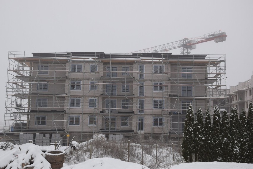Zima nie przerywa prac na budowach w Szczecinku. Rosną nowe bloki [zdjęcia]