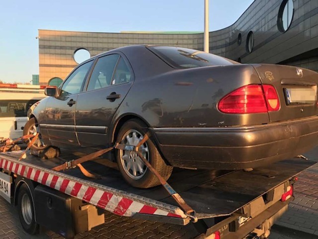 W czwartek, 11 października, na polecenie policji zostały odholowane samochody zaparkowane nieprawidłowo przed halą CRS w Zielonej Górze. – Nagle z budynku wybiegł mężczyzna owinięty ręcznikiem. Biegł prosto z basenu – mówią świadkowie. Wsiadł szybko do auta i odjechał, nie chciał, by jego samochód nie został odholowany. Po chwili wybiegł też ktoś z siłowni. Zdążył odjechać. Jednak trzy samochody bmw, mercedes i renault zostały odholowane z parkingu. Ich właściciele muszą wnieść stosowne opłaty, żeby odebrać auto ze strzeżonego parkingu. Koszty wraz  z mandatem mogą sięgnąć nawet 1 tys. zł. Parkowanie bezpośrednio przy wejściu do hali i basenu CRS to problem. Kierowcy bagatelizują zakaz i niestety ponoszą konsekwencje. Przypomnijmy, że za halą jest duży darmowy parking.

Zobacz też: CENA UBEZPIECZENIA OC W 2019 ROKU BĘDZIE JESZCZE WYŻSZA. ILE BĘDZIEMY MUSIELI ZAPŁACIĆ ZA POLISĘ?

Zobacz również:Nc spędziła na rondzie. W namiocie [ZDJĘCIA]

Zielona Góra. Samochód „widmo” potrącił kobietę na deptaku [WIDEO Z MONITORINGU]


