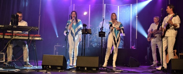 ZCK Zbąszyń. Koncert "MAMMA MIA" TRIBUTE TO ABBA. Wszyscy bawili się wspaniale! - 01.05.2022