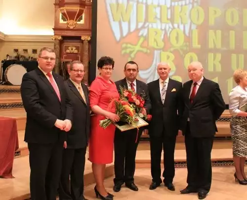 Gala wręczenia nagród Siewcy w Poznaniu.
Od lewej: Członek Zarządu Województwa Wielkopolskiego Krzysztof Grabowski,
Starosta Pleszewski Michał Karalus, państwo Mirosława i Florian Pasternakowie,
Rektor Uniwersytetu Przyrodniczego w Poznaniu prof. dr hab. Grzegorz Skrzypczak
oraz współwłaściciel firmy &#8222;Grana&#8221; Nasiennictwo Rolnicze w Pleszewie Zbigniew Hypki.