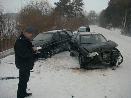 Niedaleko Przodkowa w wyniku poślizgu zderzyły się dwa auta.