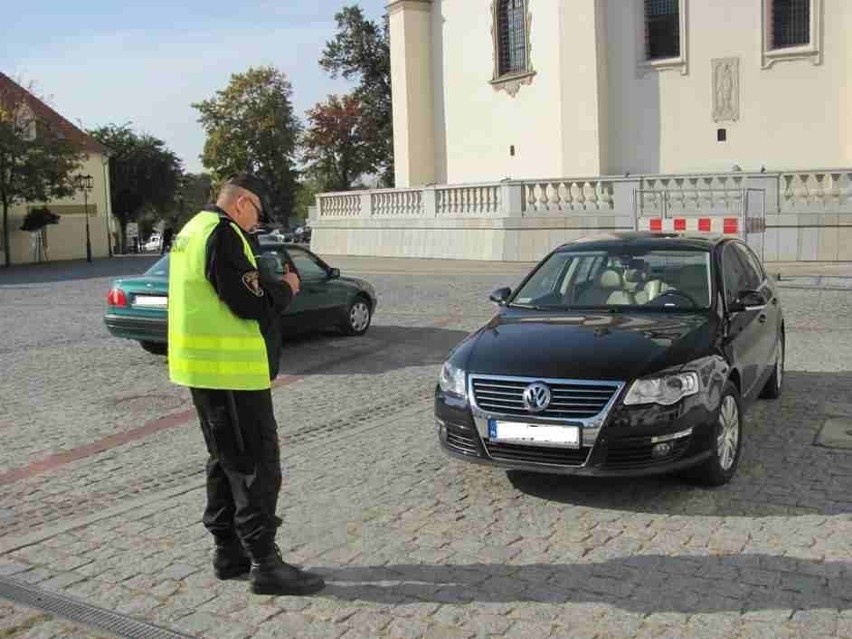 Straż Miejska wlepia mandaty za złe parkowanie w Gnieźnie