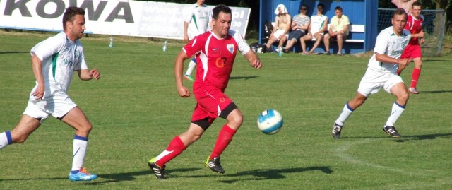 Daniel Boba (w środku, w czerwonek koszulce), zdobył dwa gole dla Unii Oświęcim w jej meczu przeciwko Alwerni.