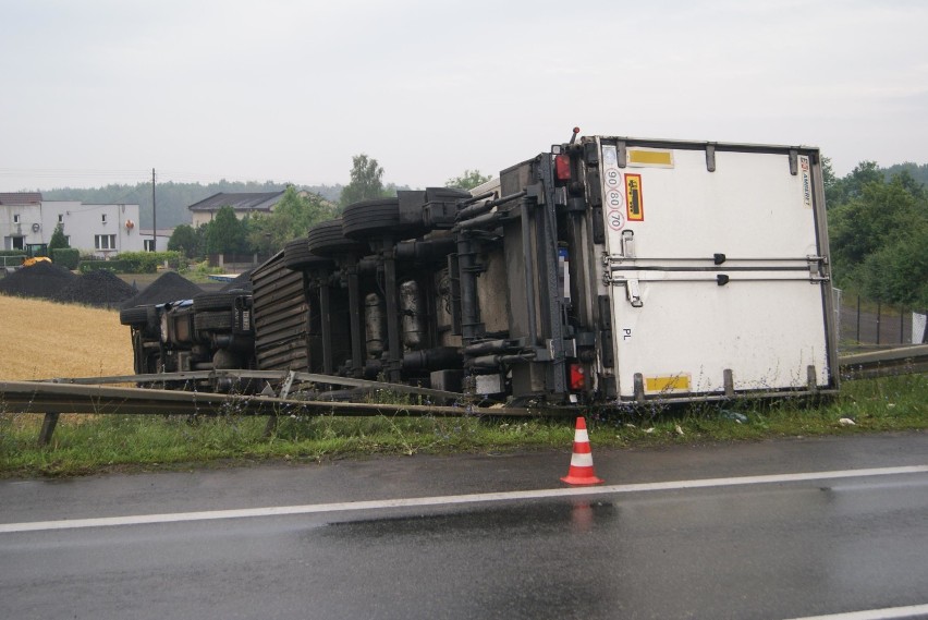 Wypadek ciężarówki w Opatówku na drodze krajowej nr 12