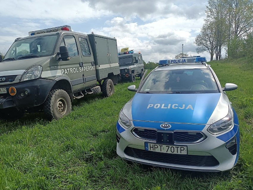 Powiat elbląski. Policjanci zabezpieczali miejsce znalezienia niewybuchu 